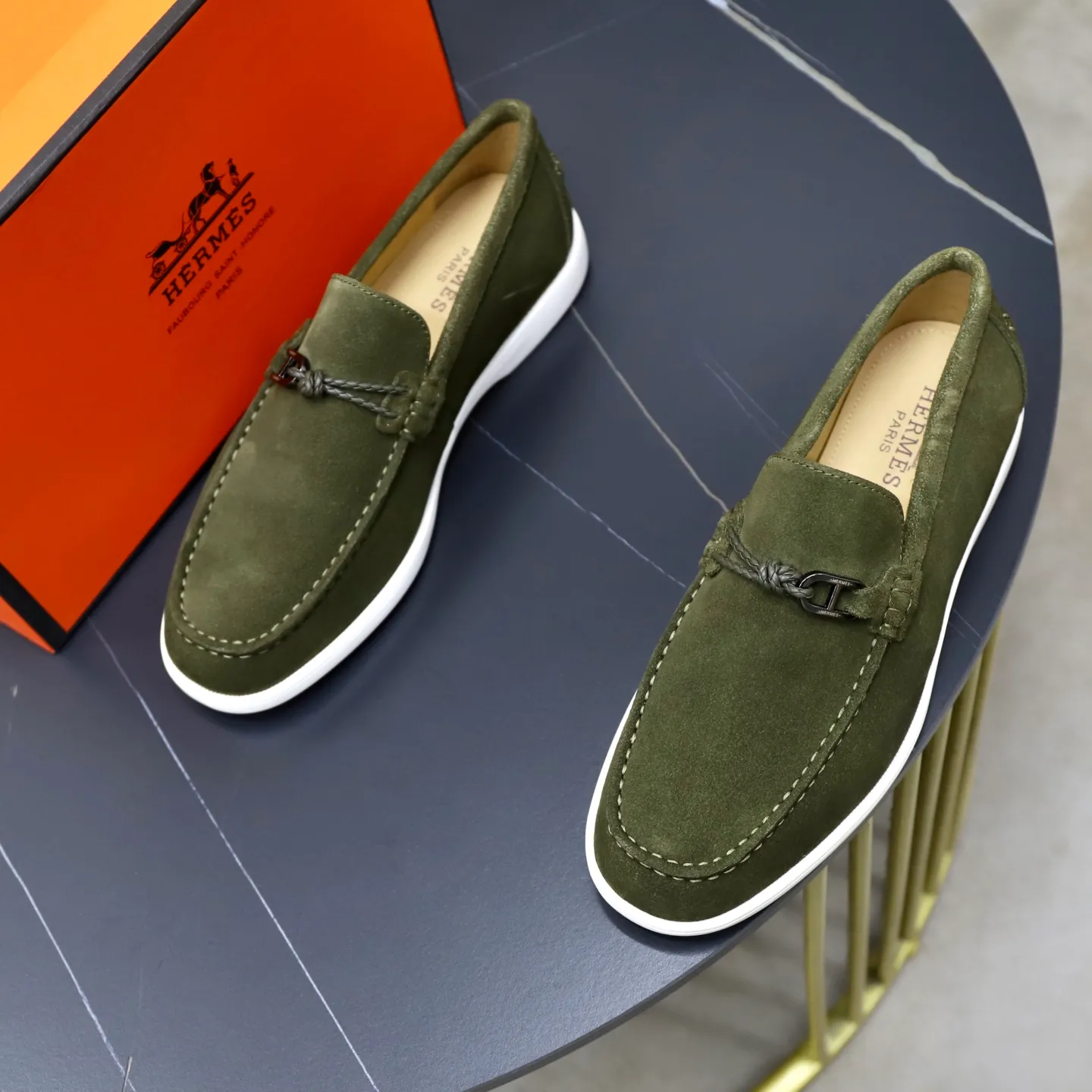 Ex-factory price: 540💰Hermès/Hermès slip-on men's shoes. This shoe is made of imported cow suede leather, with simple and smooth lines, and a 3CM rubber foam ultra-light sole combined with aerodynamic design! Youthful and fashionable, H button decoration, contrasting leather embellishment on the heel, calf lining to gently wrap your feet, with embossed logo cowhide feet, leather rock strips, casual and urban style, highlighting youthful vitality, sports and leisure version, super versatile Size number: 38-39-40-41-42-43-44 Standard leather shoe size (45 can be customized but does not support returns)
